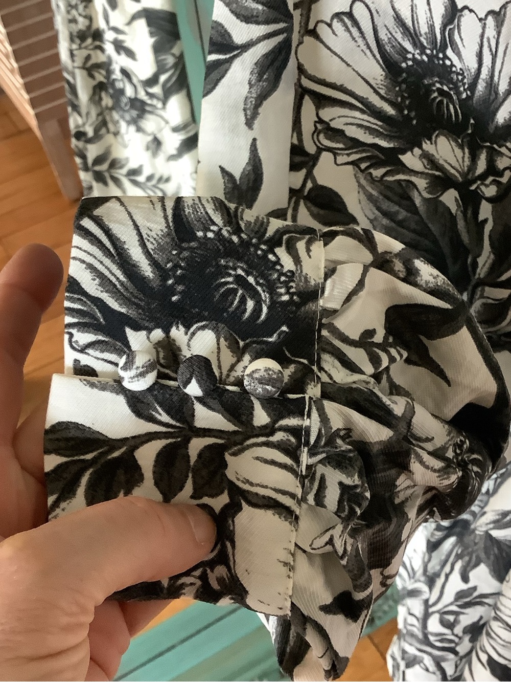 H&M Black and White‎ Floral Dress with V-Neck- Size Large - Picture 6 of 8